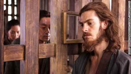 In „Stille“  Garfield spielt Sebastião Rodrigues, einen Jesuitenpriester, der nach Japan pilgert, um das Schicksal seines Mentors zu erfahren.