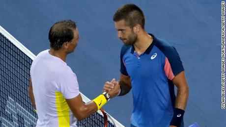 Nadal und Ćorić geben sich nach ihrem Match in Cincinnati die Hand. 