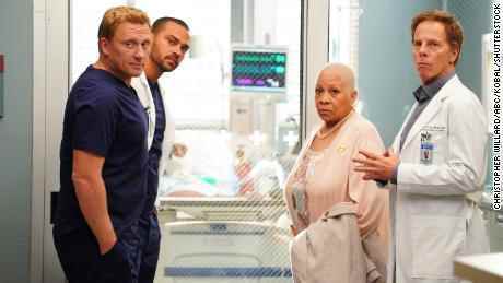 Denise Dowse als Lorraine Simms in „Grey’s Anatomy“,  neben Kevin McKidd als Dr. Owen Hunt, Jesse Williams als Dr. Jackson Avery und Greg Germann als Dr. Thomas Koracick.
