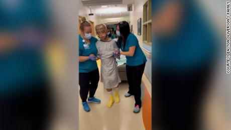 Die Familie von Easton Oliverson schickte am Freitag ein CNN-Video, in dem Easton mit Hilfe von Medizinern spazieren ging.