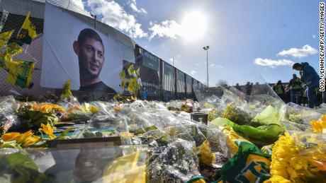 Fans des FC Nantes versammeln sich am 10. Februar 2019 vor einem Porträt des verstorbenen argentinischen Stürmers Emiliano Sala im Stadion La Beaujoire.
