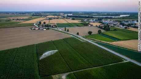 Bewässerungssysteme auf einem Maisfeld in Castelnovo Bariano, Italien.