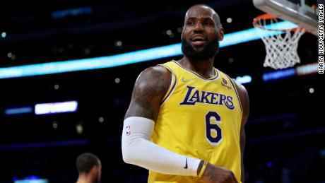 Berichten zufolge wird LeBron James der bestbezahlte NBA-Spieler aller Zeiten, nachdem er eine zweijährige Verlängerung bei den LA Lakers unterschrieben hat