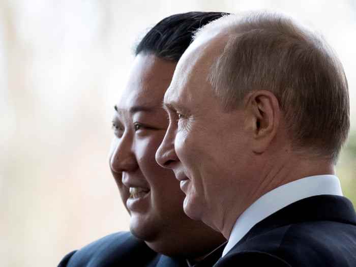 Der russische Präsident Wladimir Putin und Nordkoreas Machthaber Kim Jong-un posieren für ein Foto während ihres Treffens in Wladiwostok, Russland, im Jahr 2019.
