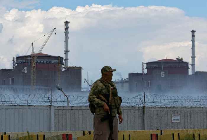 Russische Streitkräfte bereiten sich möglicherweise auf eine „Provokation“ in dem von ihnen kontrollierten Kernkraftwerk Saporischschja vor, warnt die Ukraine.
