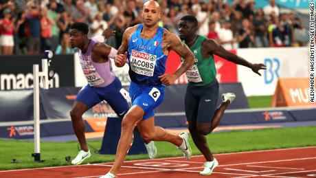 Jacobs überquert die Ziellinie beim 100-Meter-Finale der Männer bei den Europameisterschaften 2022.