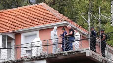 Staatsanwältin Andrijana Nastic spricht mit dem forensischen Team in dem Haus, in dem ein Schütze am 12. August 2022 in Cetinje, Montenegro, eine Massenerschießung begann.