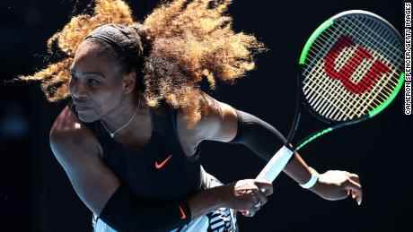 Williams schlägt in ihrem Spiel in der dritten Runde gegen Nicole Gibbs bei den Australian Open 2017 auf.