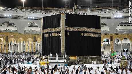 Arbeiter drapieren am 30. Juli in der heiligen Stadt Mekka, Saudi-Arabien, eine neue Kiswa, das Schutztuch aus schwarzer Seide und Goldfäden, um die Kaaba.  