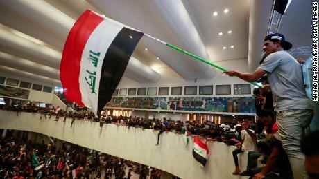 Mehr als 100 Verletzte bei Zusammenstößen in Bagdad, als Demonstranten das irakische Parlament stürmen