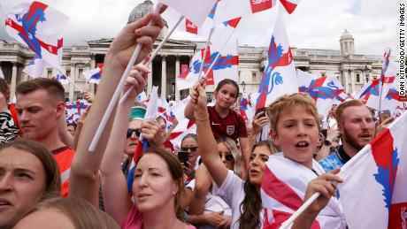 England-Fans schwenken Fahnen während der Teamfeier auf dem Trafalgar Square.