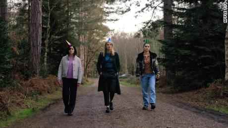 (Von links) Sarah Greene, Sharon Horgan und Eve Hewson werden in einer Szene aus „Bad Sisters“ gezeigt.  auf AppleTV+.