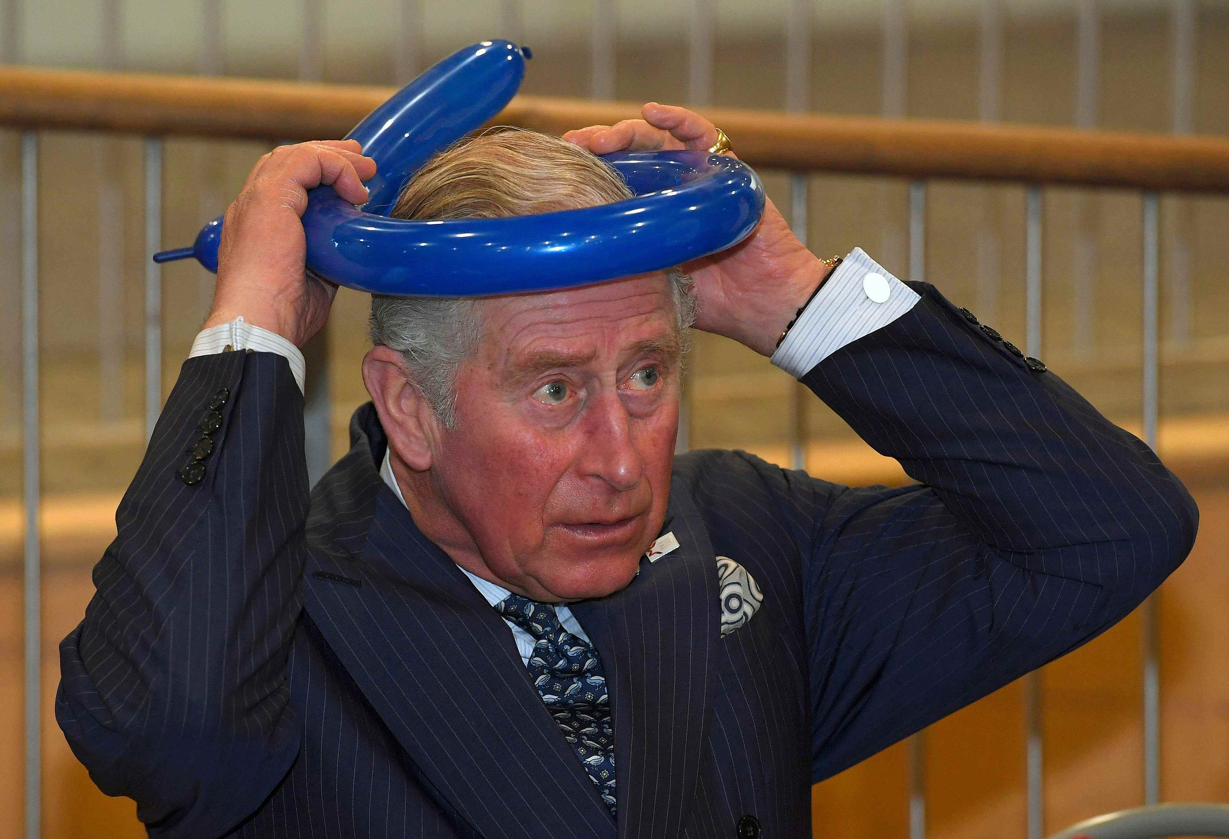Prinz Charles trägt einen Ballonhut