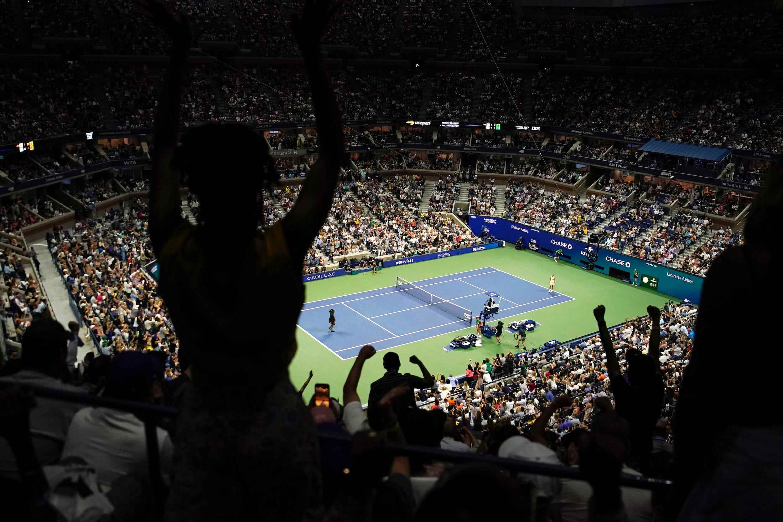 Fans im Arthur Ashe Stadium erheben sich, als sie Serena Williams beim Sieg über Anett Kontaveit zusehen.