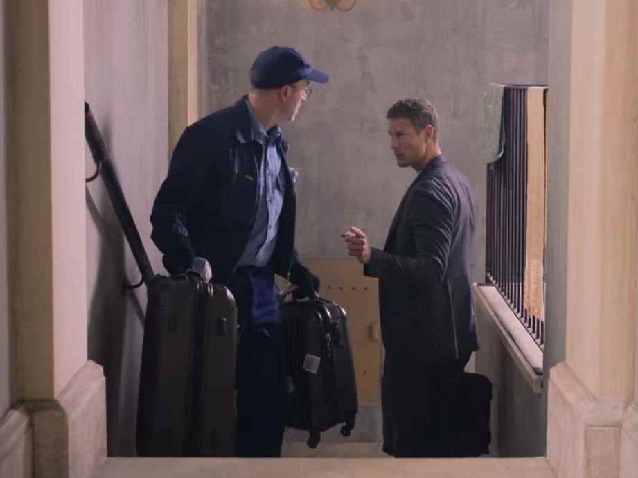charlie übergibt julies koffer an einen verliebten spendensammler in der villa