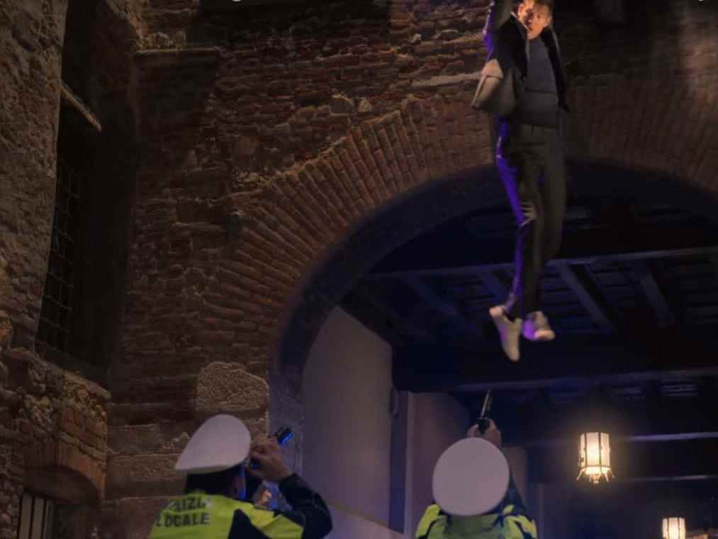 Zwei italienische Polizisten richten Waffen auf Charlie, der vom Balkon der Villa hängt und sich in die Villa verliebt