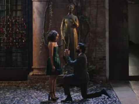 brandon schlägt julie auf der piazza in italien verliebt und in der villa vor