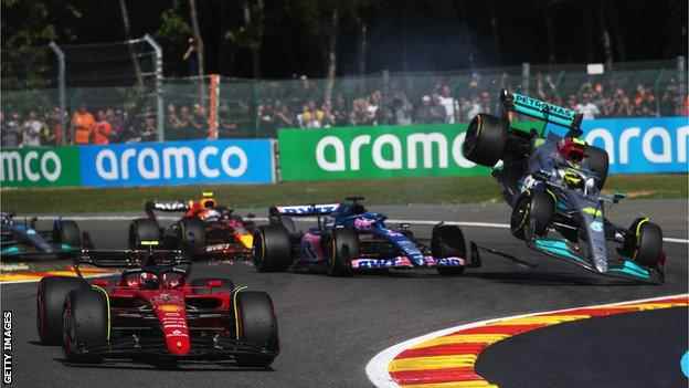 Lewis Hamilton und Fernando Alonso kollidieren