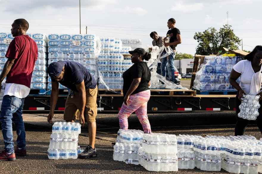 Kisten mit Mineralwasser werden am 31. August in Jackson ausgegeben.