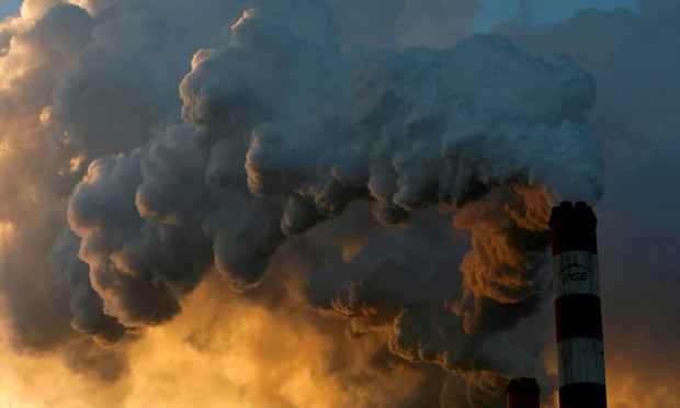 Rauch und Dampf wabern aus dem Kraftwerk Belchatow, Europas größtem Kohlekraftwerk, in Polen