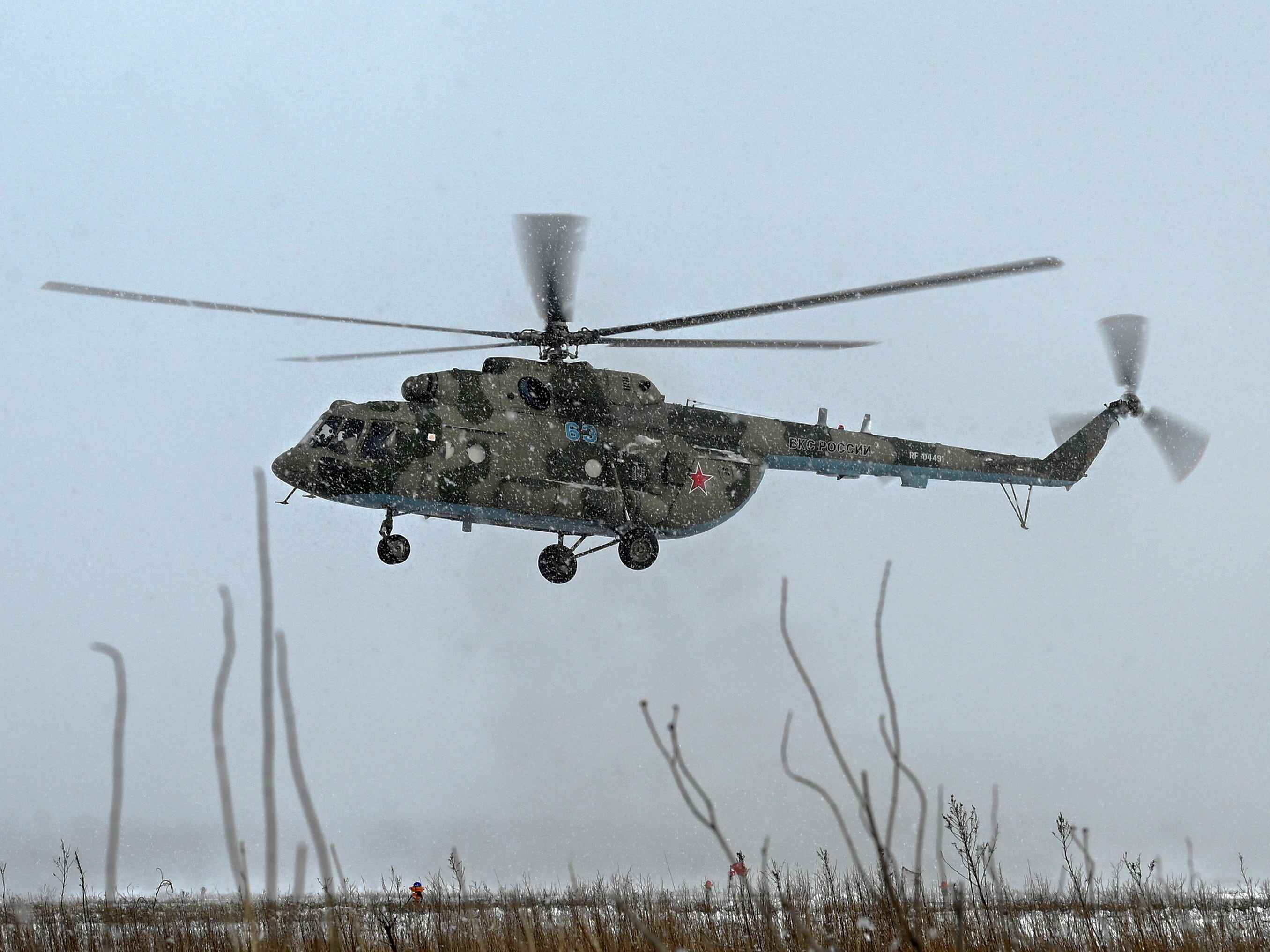 Ein russischer Militärhubschrauber Mi-8 wird während Flugtests gesehen, die von der russischen Luftwaffe des südlichen Militärbezirks bei Schneefall auf einem Militärflugplatz in der Region Rostow, Russland, am 19. Januar 2022 durchgeführt wurden. REUTERS/Sergey Pivovarov