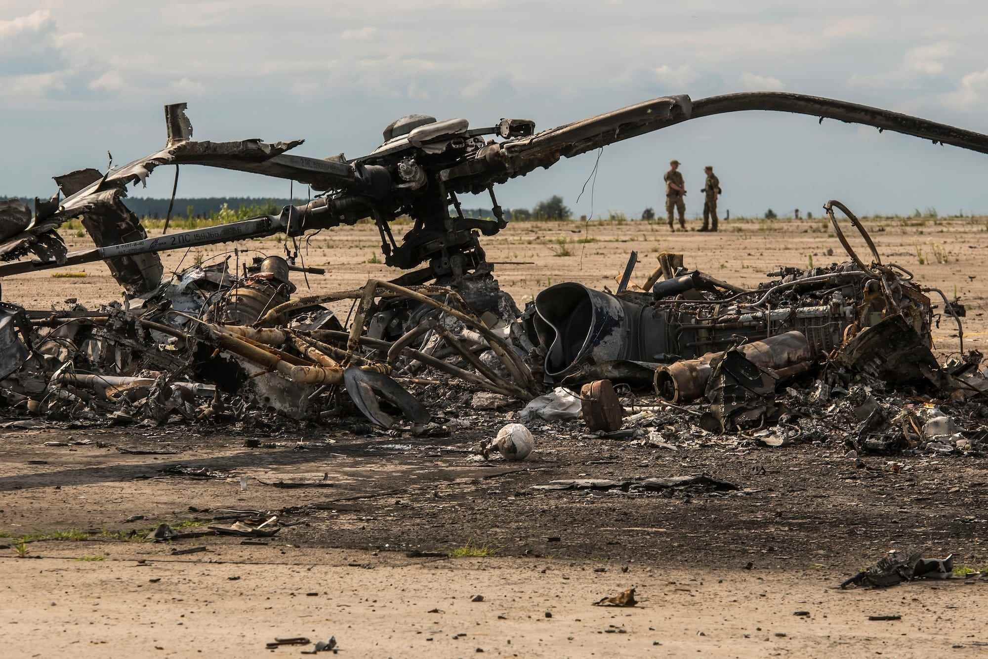 Russischer Mi-8-Hubschrauber bei Hostomel Ukraine zerstört