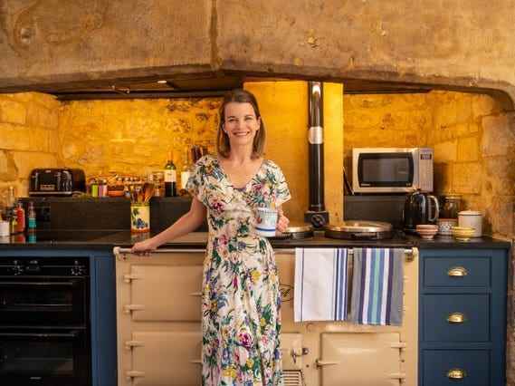 Julie Montagu steht in ihrer Küche im Mapperton Estate