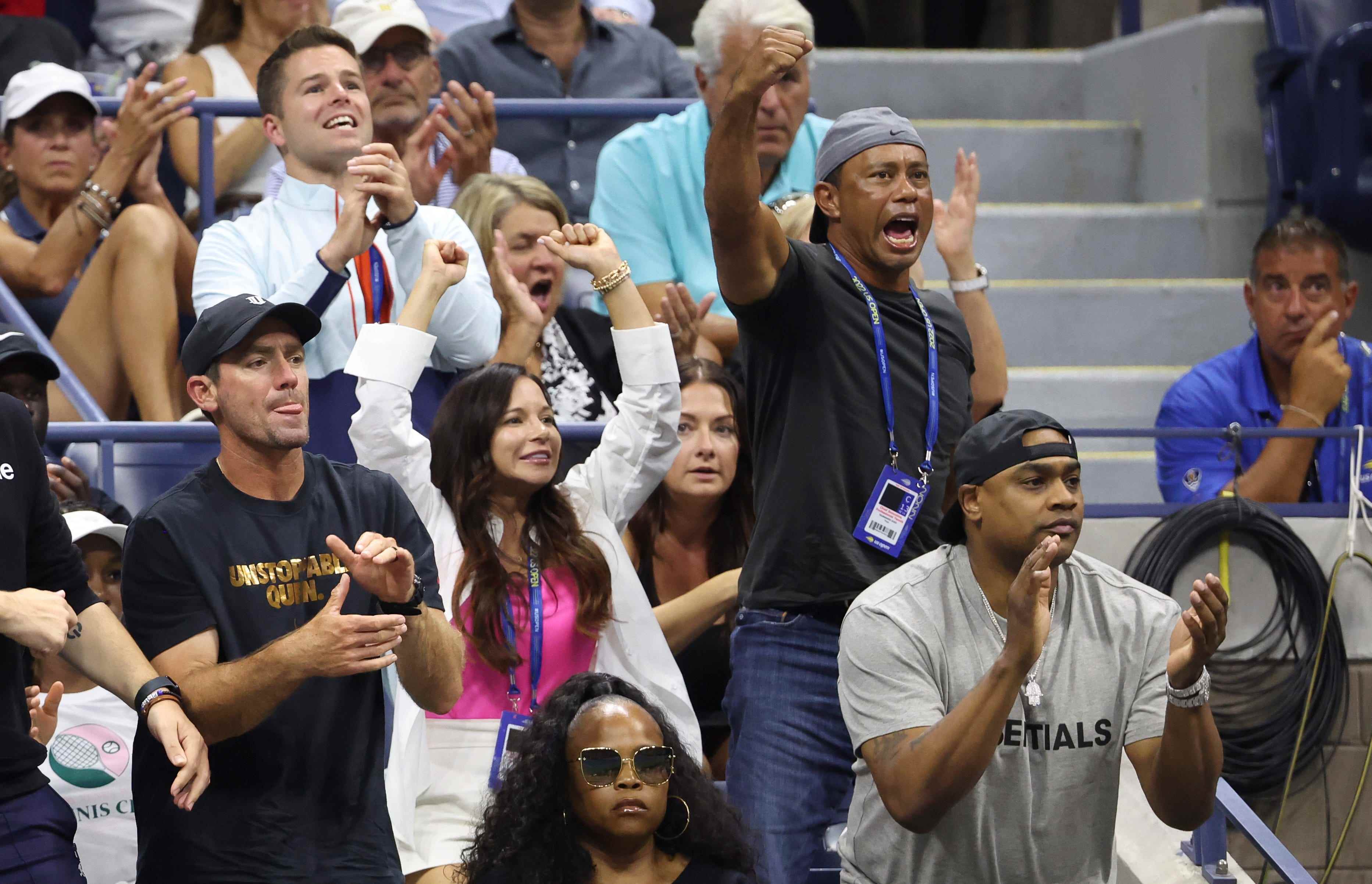 Tiger Woods jubelt Serena Williams bei den US Open zu