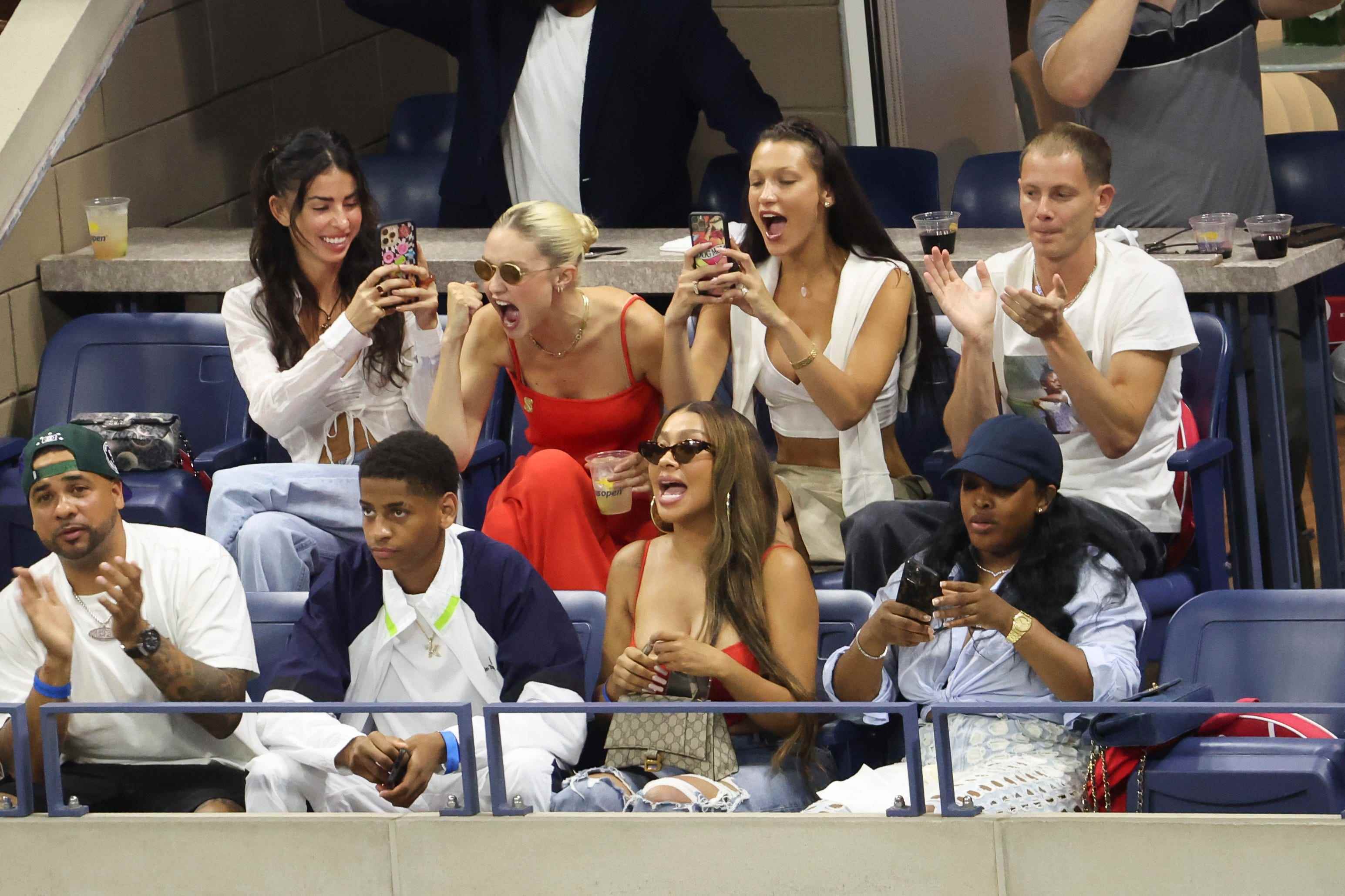 Leah McCarthy, Gigi Hadid, Bella Hadid und ihr Freund Marc Kalman, darunter La La Anthony, und ihr Sohn Kiyan Carmelo Anthony feuern Serena Williams bei den US Open an