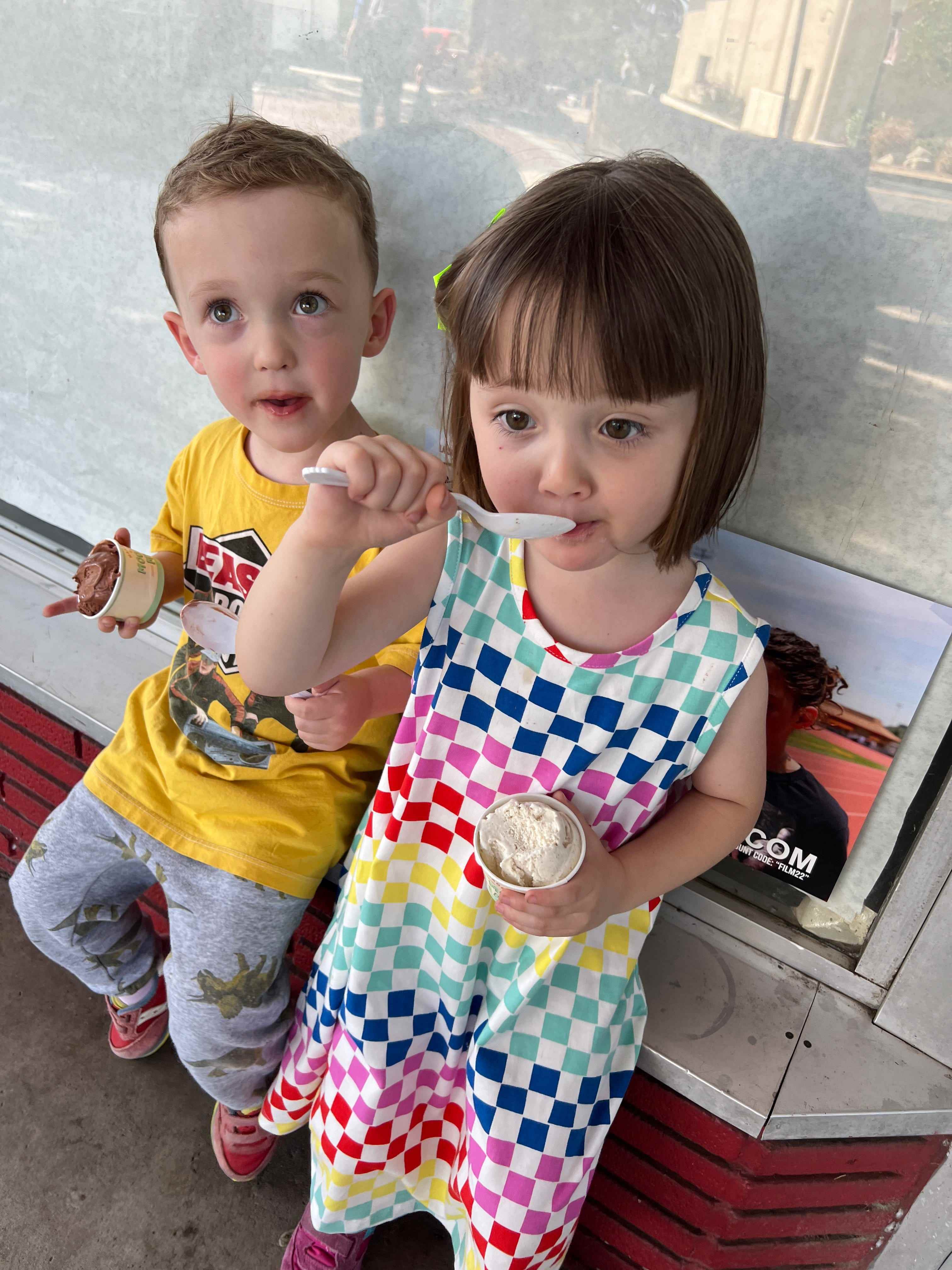 Die Zwillinge von Marah Eakin essen Eis