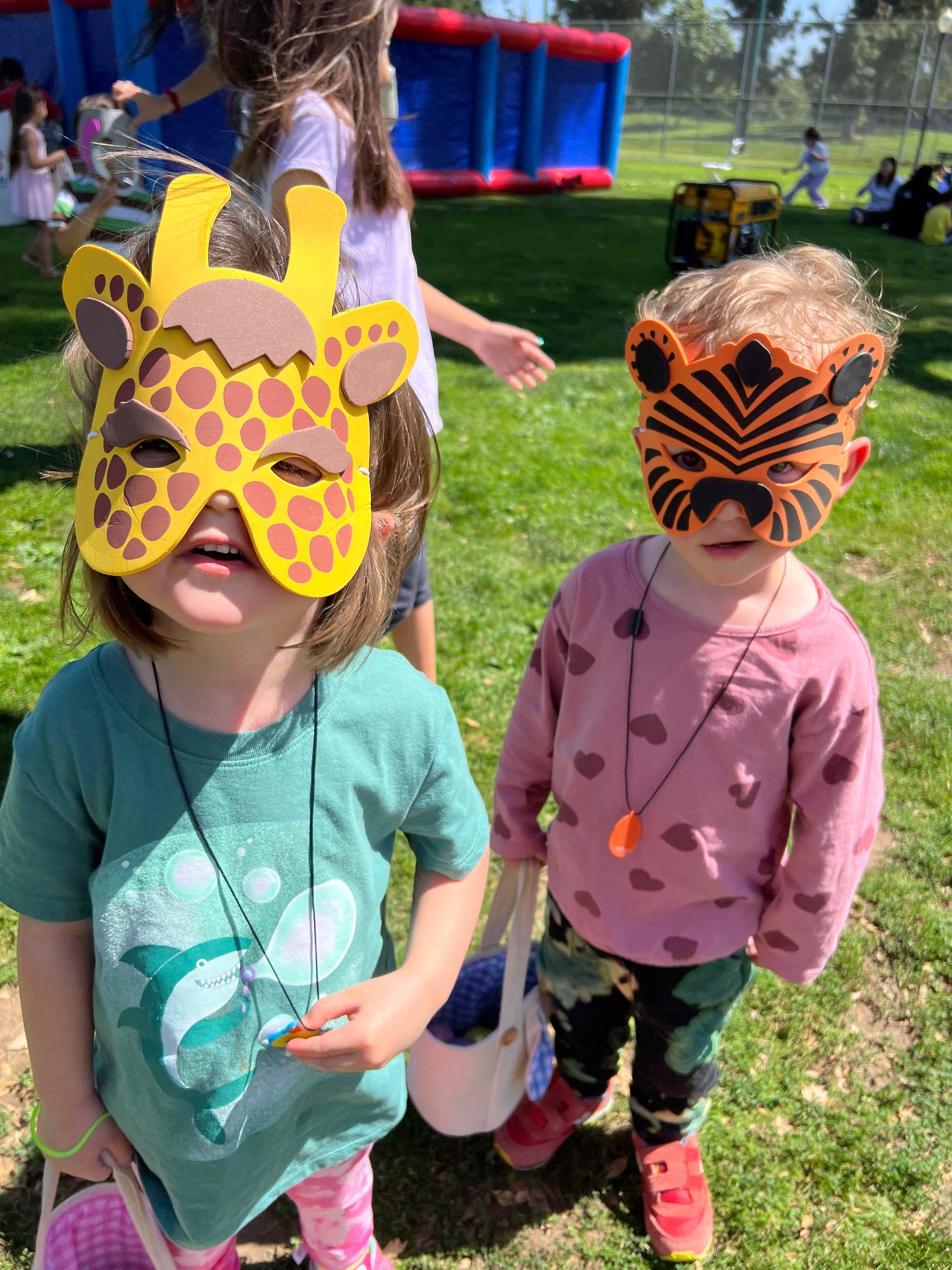 Die Zwillinge von Marah Eakin tragen eine Giraffenmaske und eine Tigermaske