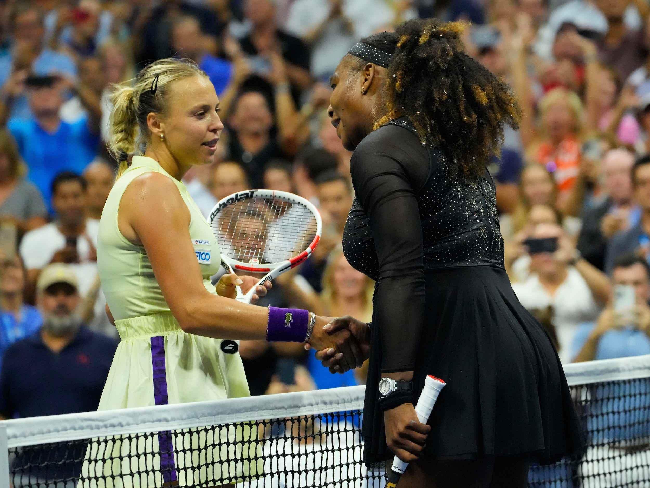 Anett Kontaveit (links) schüttelt Serena Williams nach ihrem Zweitrundenspiel bei den US Open 2022 die Hand.