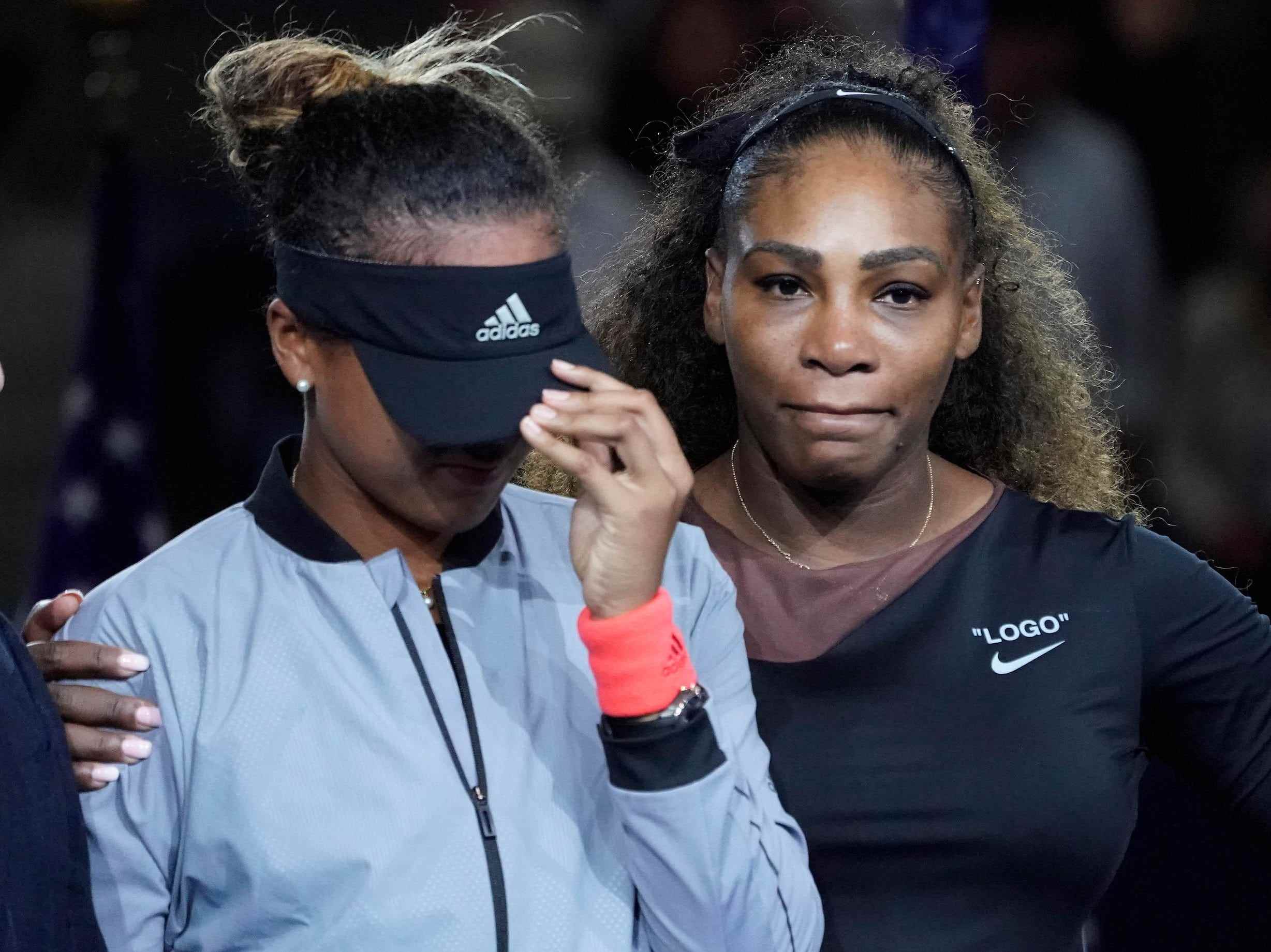 Eine emotionale Serena Williams (rechts) steht neben Naomi Osaka nach der Kontroverse des US Open-Finales 2018.