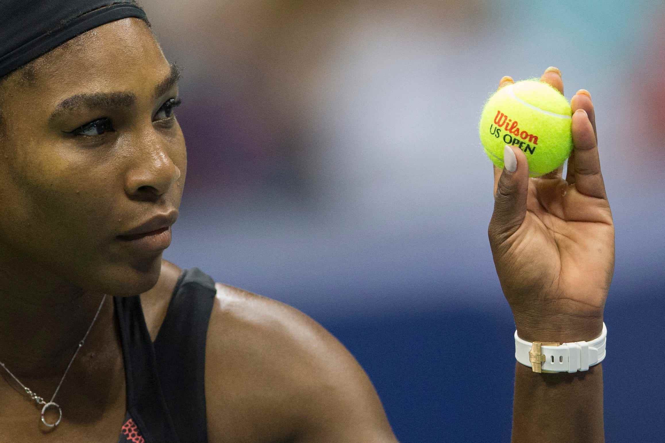 Serena Williams bereitet sich auf ihren Aufschlag bei den US Open vor.