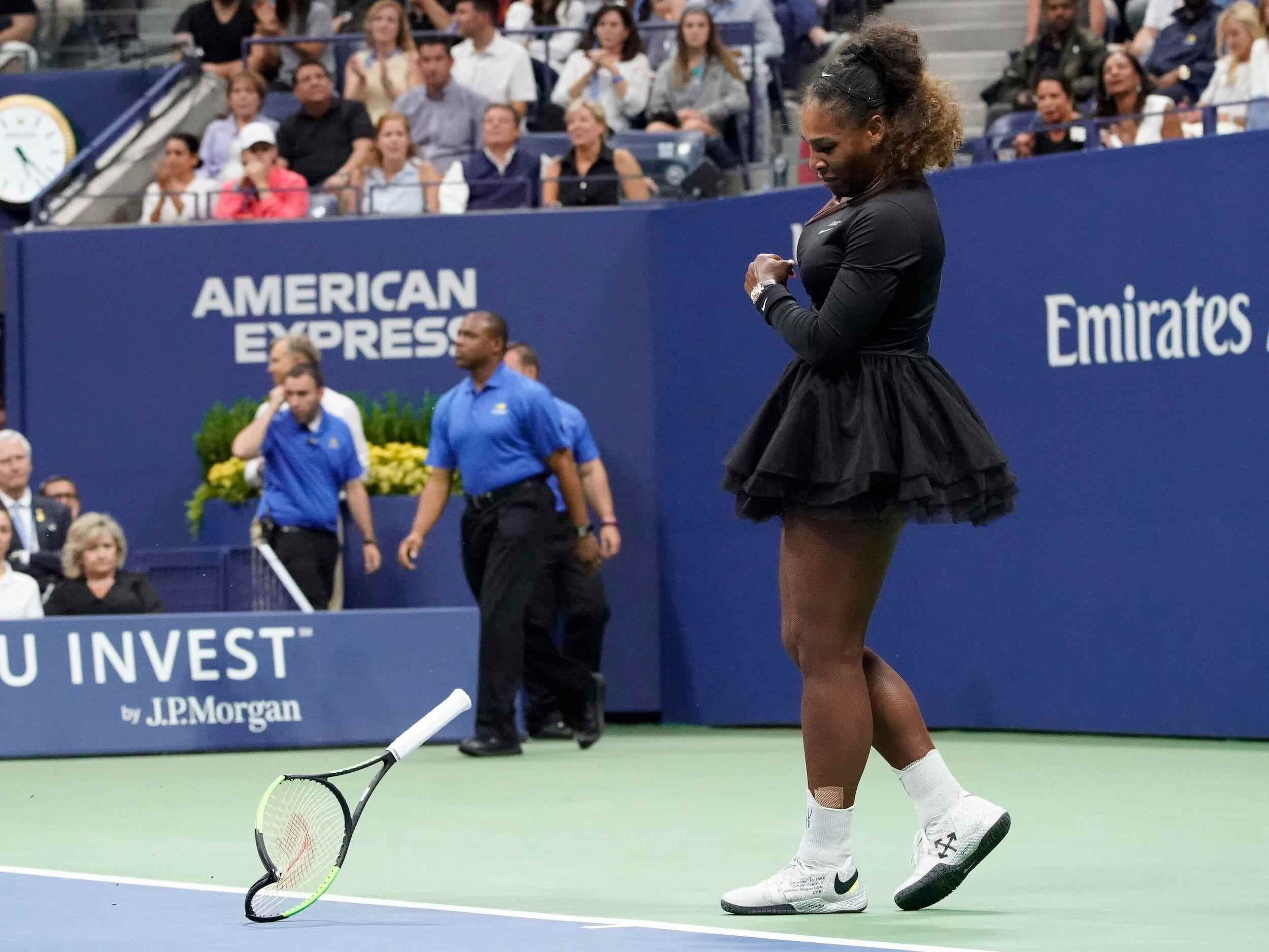 Serena Williams zerschmettert ihren Schläger bei den US Open 2018.