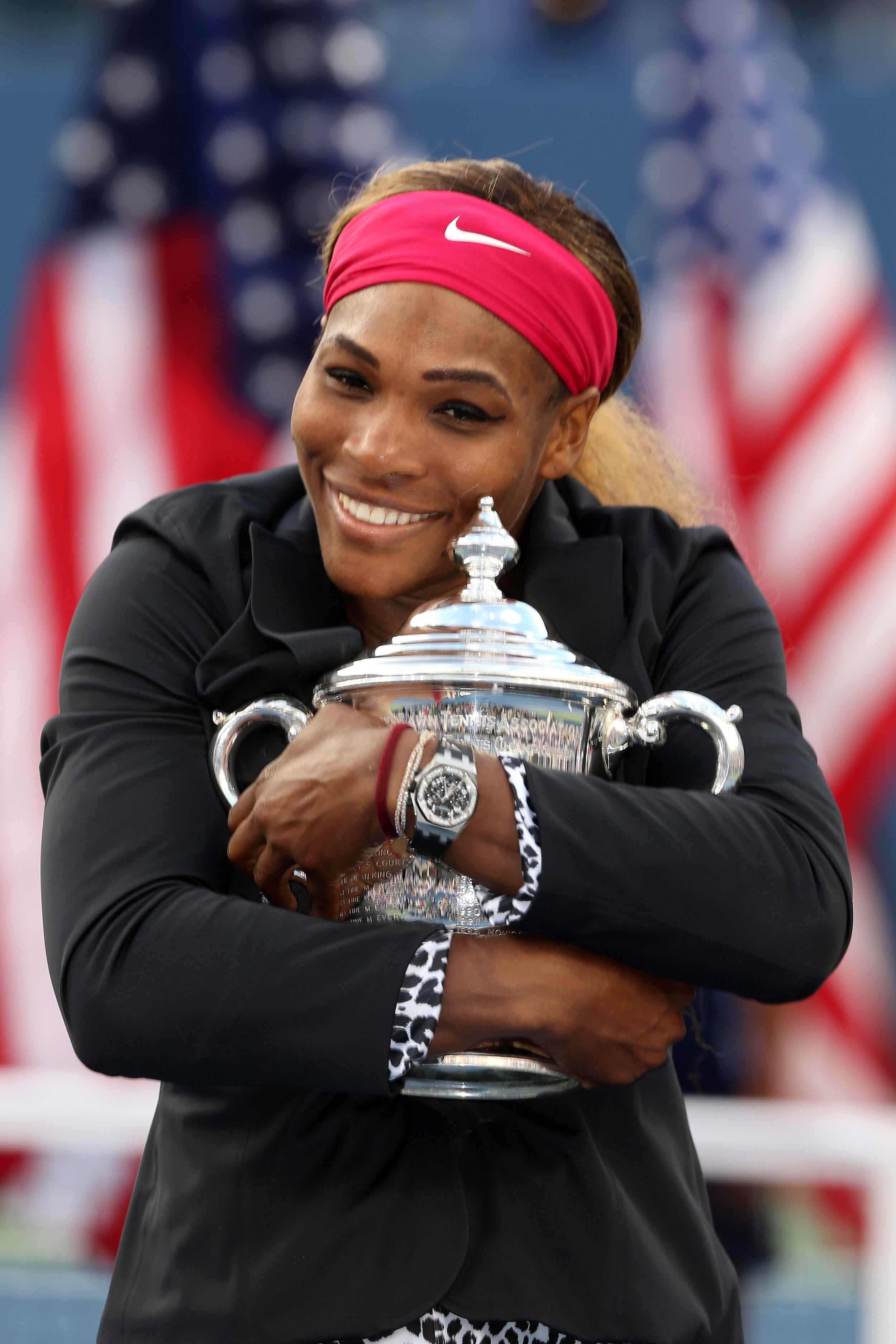 Serena Williams umarmt ihre Trophäe, nachdem sie das Finale der US Open 2014 gewonnen hat.
