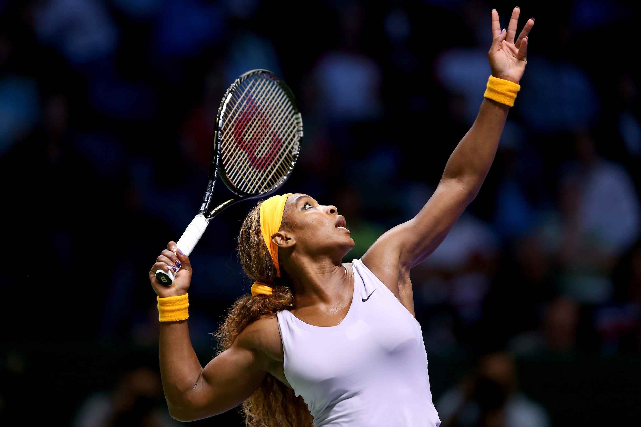 Serena Williams dient während der 2013 TEB BNP Paribas WTA Championships.
