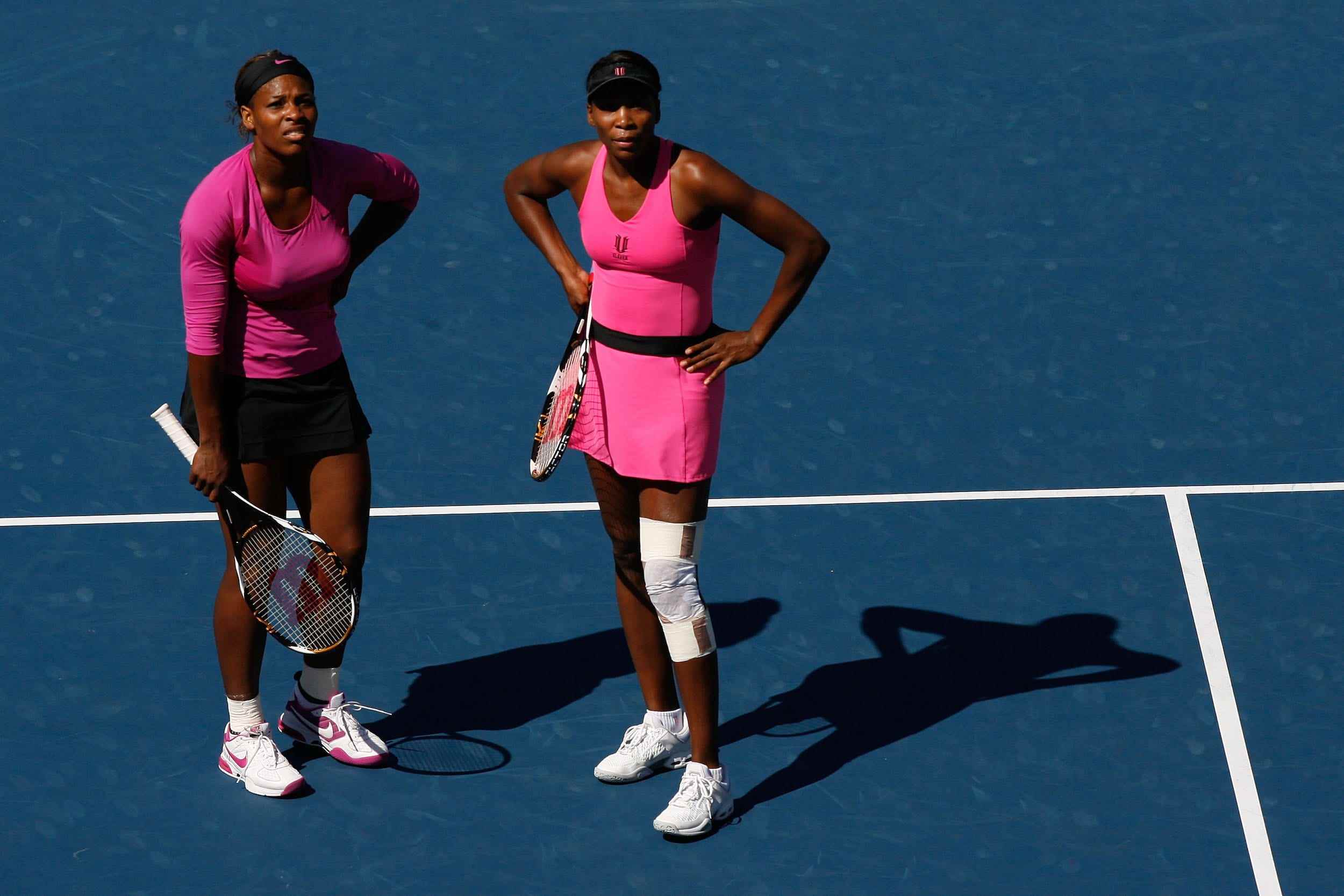 Serena (links) und Venus Williams treten bei den US Open 2009 im Doppel an.