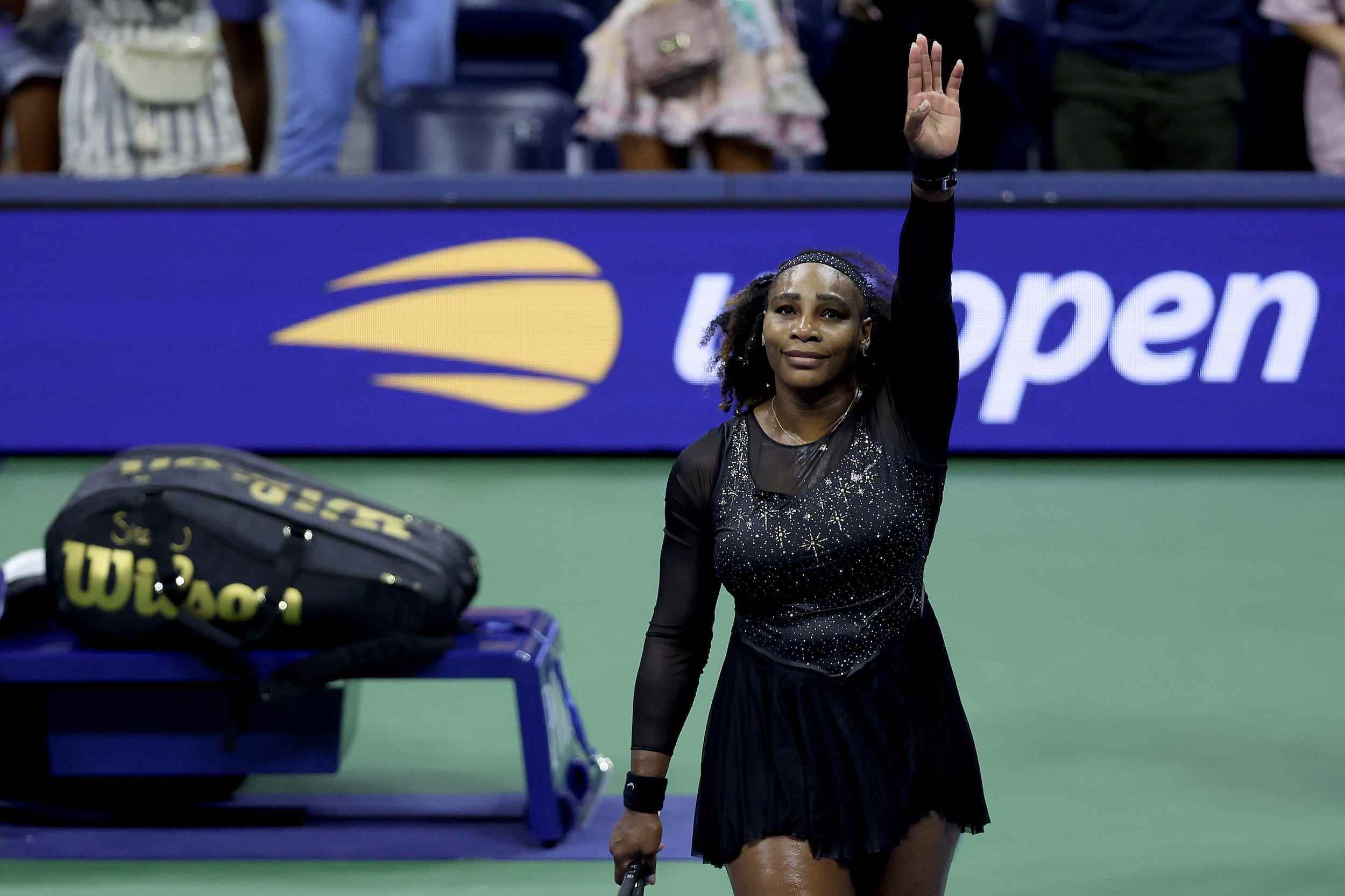 Serena Williams winkt der Menge nach ihrer Niederlage in der dritten Runde bei den US Open 2022 zu – wahrscheinlich dem letzten Turnier ihrer Karriere.