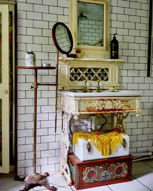 Spieglein, Spieglein: ein aufgearbeitetes Marmorwaschbecken, das in einen alten Eisentisch eingelassen ist.