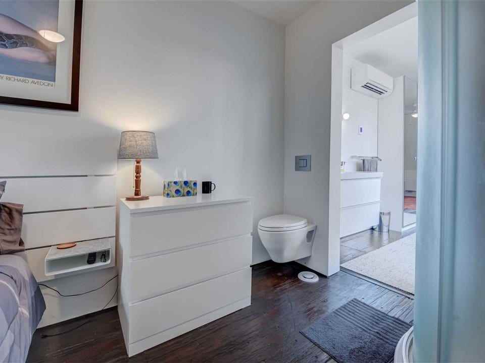 Der Besitzer baute sogar eine Toilette in sein Schlafzimmer, nachdem sich herausstellte, dass es in das gemütliche Badezimmer passen würde