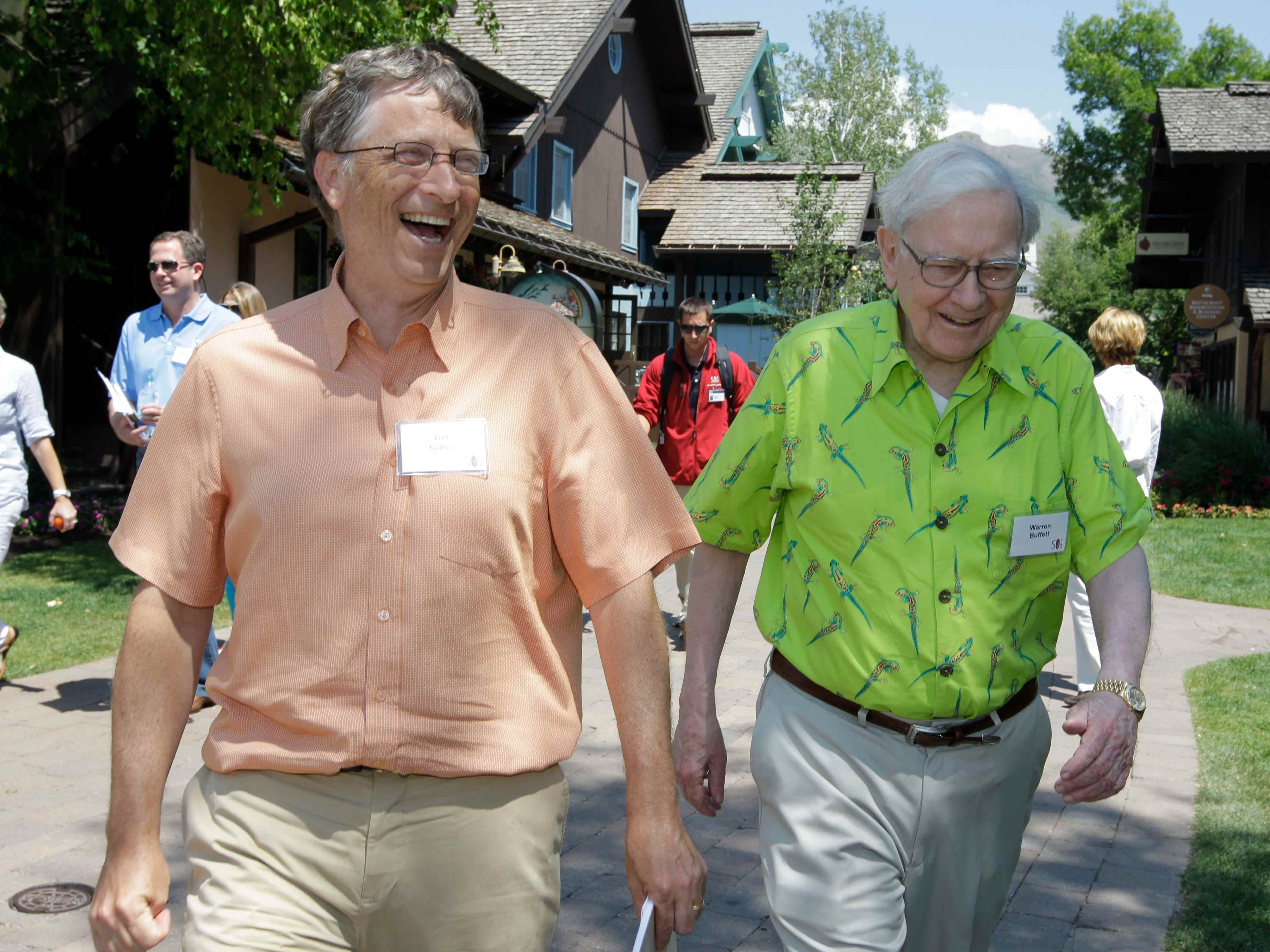 Der milliardenschwere Investor Warren Buffett (rechts) und Microsoft-Vorsitzender und Mitbegründer Bill Gates (links) auf der Allen & Company Sun Valley Conference in Sun Valley, Idaho, Donnerstag, 12. Juli 2012.