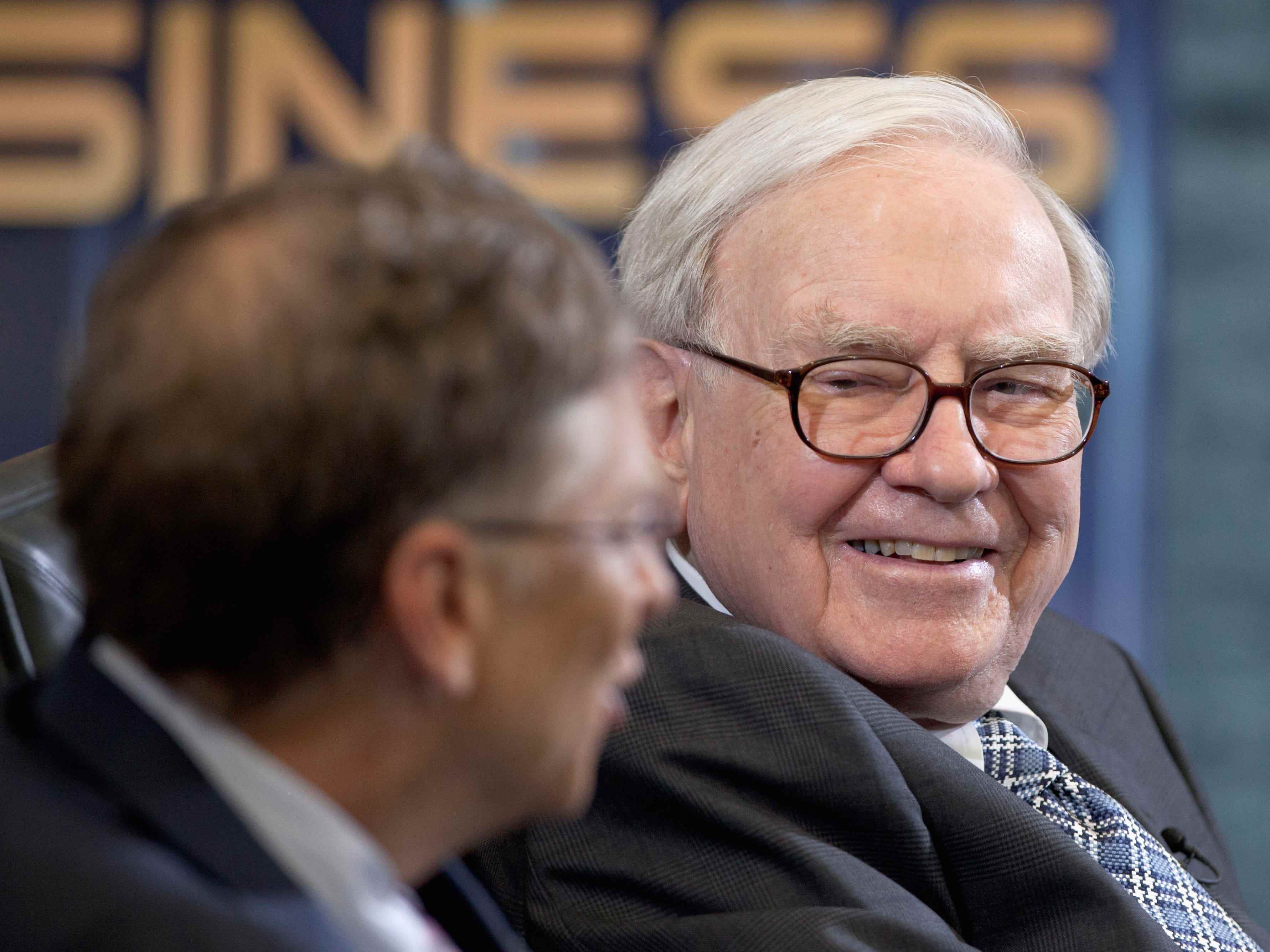 Warren Buffett, Vorsitzender und CEO von Berkshire Hathaway, rechts, hört Microsoft-Gründer und Vorstandsmitglied von Berkshire, Bill Gates, während eines Interviews mit Liz Claman vom Fox Business Network in Omaha, Neb., Montag, 7. Mai 2012, zu.