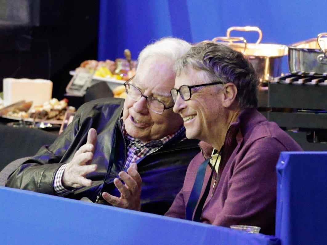 Bill Gates, rechts, und Warren Buffett unterhalten sich während einer Pause beim FEI World Cup Equestrian Jumping Grand Prix in Omaha, Neb., Samstag, 1. April 2017. Jennifer Gates, Tochter von Bill Gates, ist eine der Teilnehmerinnen.
