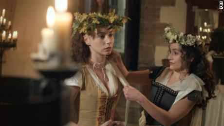 Von links: Elizabeth McCafferty und Rafaëlle Cohen als Schwestern Mary und Anne Boleyn in einer Szene aus „The Boleyns: A Scandalous Family“. 