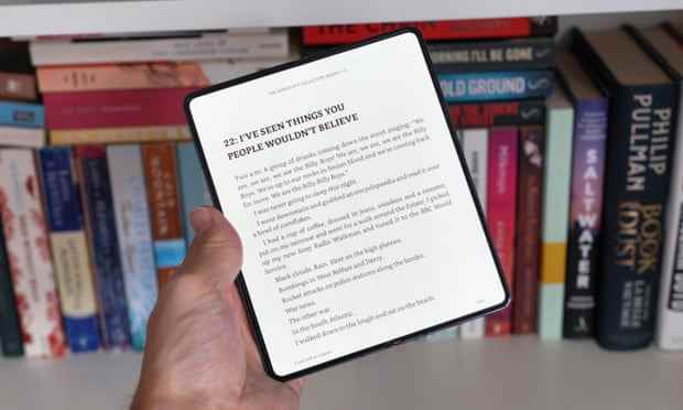 Die geöffnete Kindle-App zeigt ein Buch auf dem Z Fold 4.