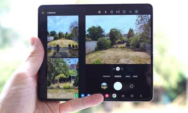 Die Samsung-Kamera-App zeigt den Sucher und kürzlich aufgenommene Fotos auf dem inneren Tablet-Bildschirm des Z Fold 4.