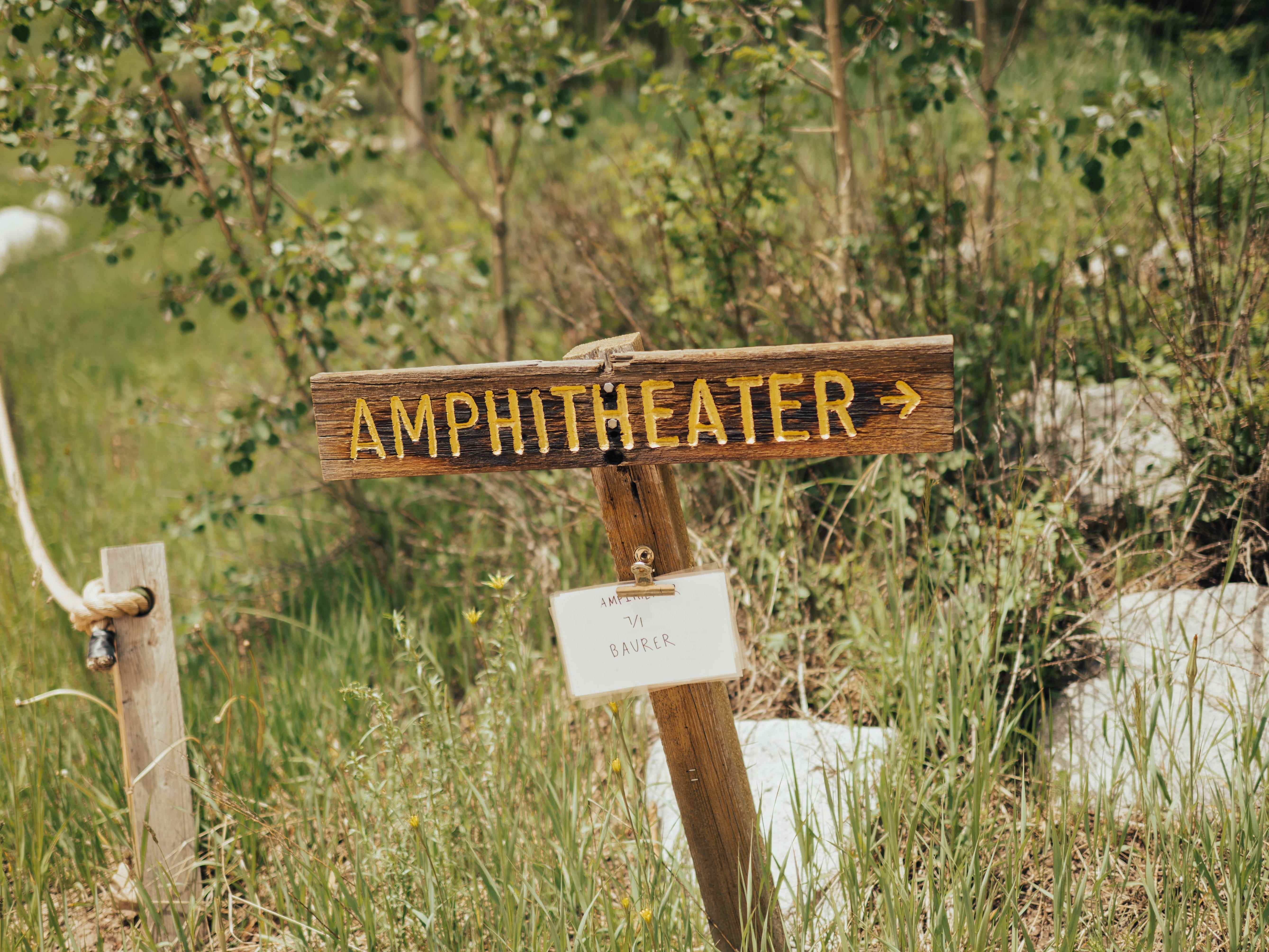 Holzschild mit der Aufschrift Amphitheater in gelben Buchstaben bei Maroon Bells in Colorado