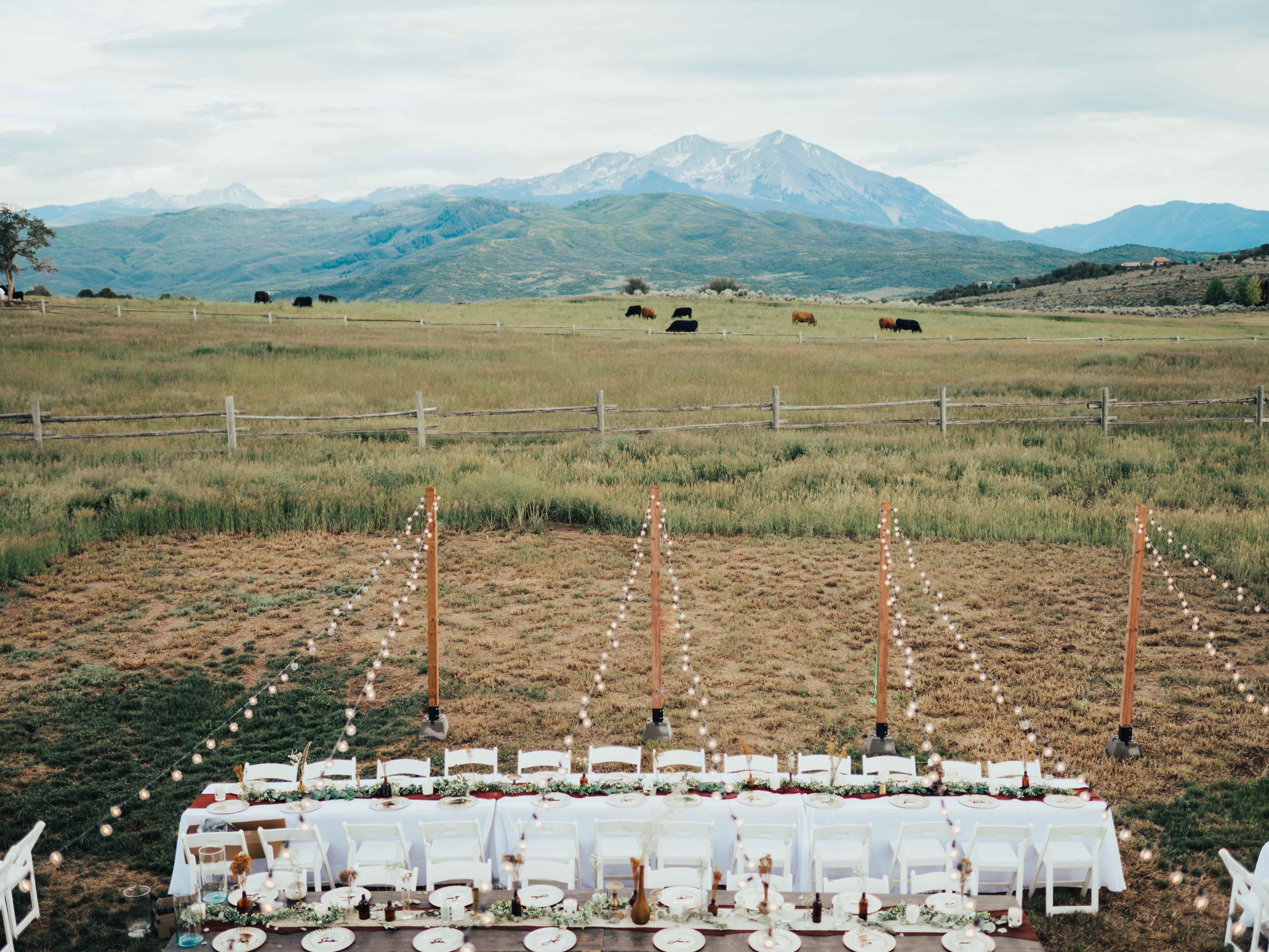 Overhead-Aufnahme des Empfangsraums für Abis Hochzeit in Colorado