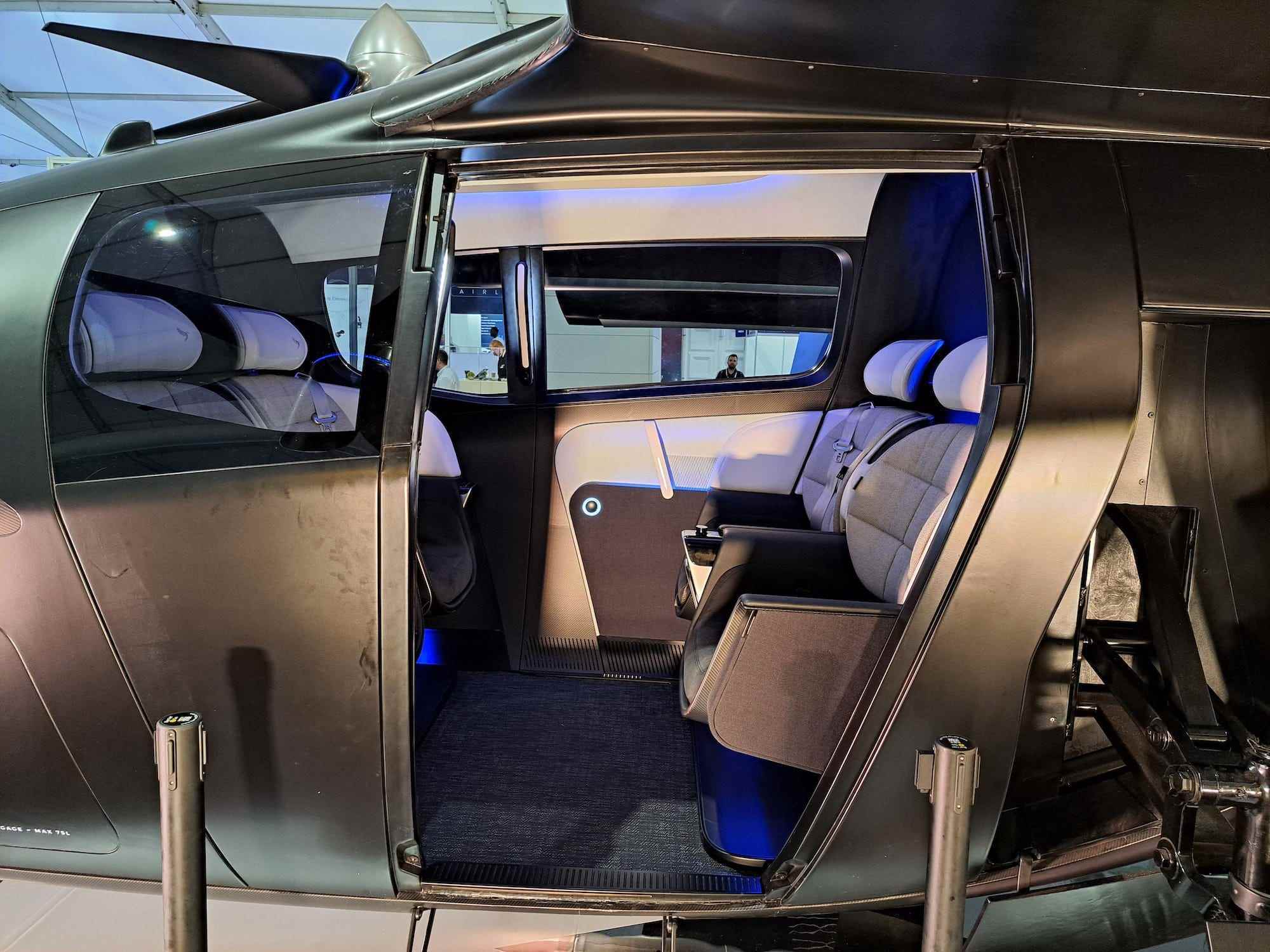 Die VX4-Kabine bietet Platz für vier Passagiere, mit Gepäckaufbewahrung unter den Sitzen.